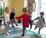 Song, dance and play in kindergarten 